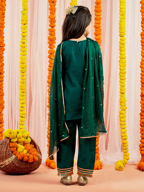 Girl's' Green Kurta Pyjama And Dupatta Set.